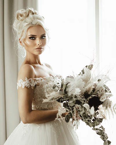 Braut mit Brautstrauß im exklusiven Styling-Look von First Love