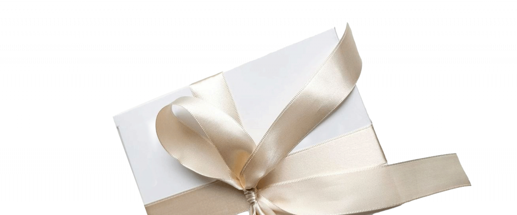 Geschenkbox mit champagnerfarbenem Satinband und Schleife als Symbol für Styling-Gutschein