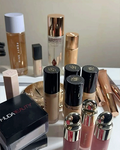 Hochwertige Make-up-Produkte wie M.A.C., Huda Beauty, Charlotte Tilbury, NARS und weitere exklusive Marken im Einsatz