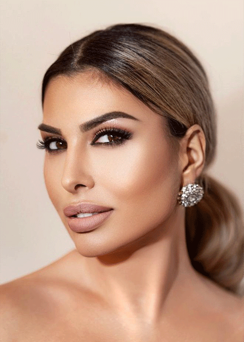 Frau mit elegantem Abend-Make-up, glattem Zopf und auffälligen Ohrringen für Paket 2 Make-up Artist Ausbildung